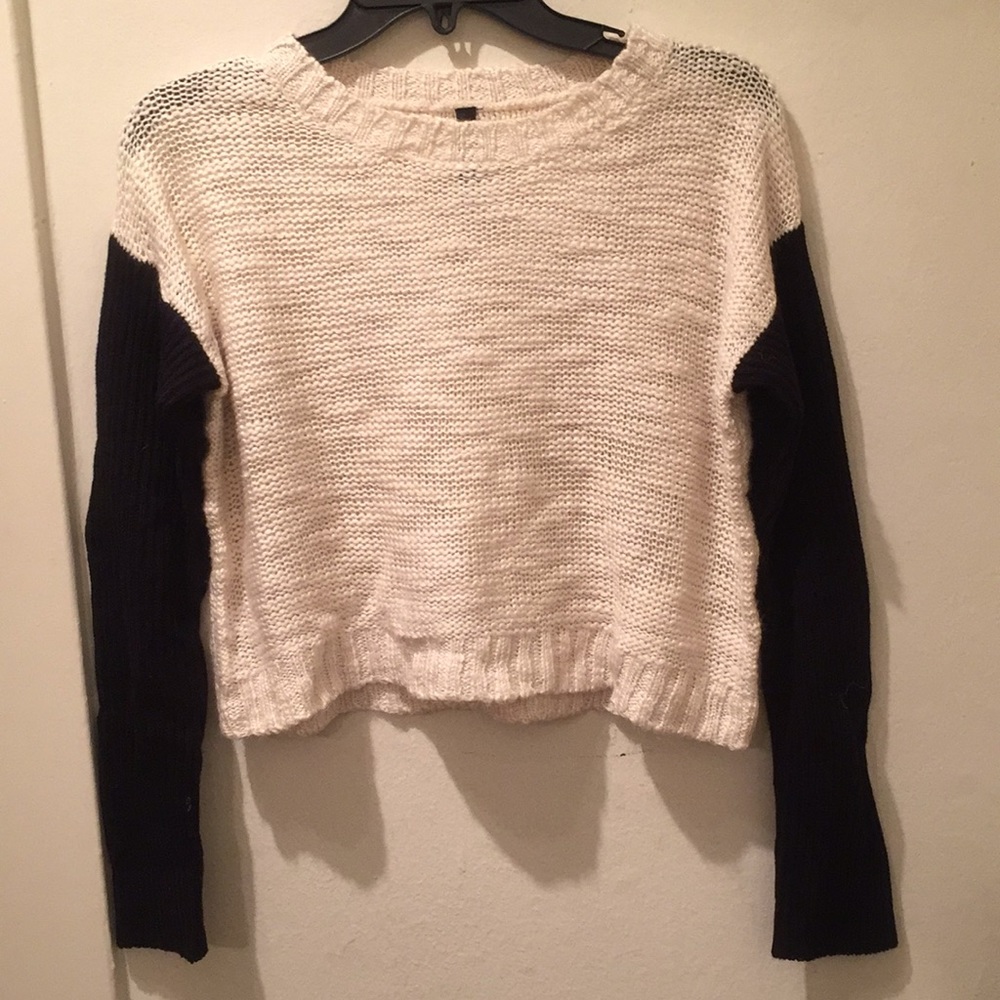 White and black color blocked cropped sweater